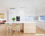 Tủ bếp Acrylic bóng gương kết hợp bàn đảo dành cho căn hộ chung cư – TBN5640