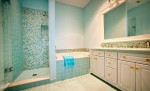 Trang trí phòng tắm mát mắt với gam màu xanh ngọc