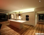 Tủ bếp gỗ Laminate màu trắng với thiết bị bếp cao cấp – TBT2935