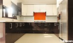 Tủ bếp Acrylic dạng chữ U bóng gương phối màu sang trọng – TBB3517