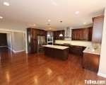 Tủ bếp gỗ Căm Xe màu vân gỗ phù hợp với không gian rộng – TBT3090