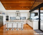 Tủ bếp gỗ Acrylic màu trắng có bàn đảo và khung tủ lạnh – TBT3123