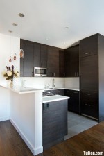 Tủ bếp Laminate vân gỗ cao kịch trần kết hợp quầy bar cho không gian bếp nhỏ – TBB3783