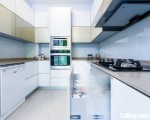 Tủ bếp gỗ Acrylic chữ U hiện đại thiết kế cân xứng – TBT3339