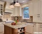 Tủ bếp gỗ Sồi màu trắng sơn men thiết kế bán cổ điển – TBT3454