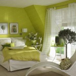 Phòng ngủ với tường màu xanh lá mát mắt và bình yên