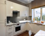 Tủ bếp gỗ Tần Bì màu trắng sơn men thiết kế hợp không gian hẹp – TBT3478