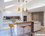 Tủ bếp Acrylic bóng gương trắng sáng – TBN7051