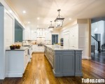 Tủ bếp gỗ Sồi sơn men trắng kết hợp bàn đảogam màu xám nổi bật – TBN7021