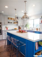Tủ bếp gỗ Dỗi màu trắng sơn men có bàn đảo màu xanh – TBT3635