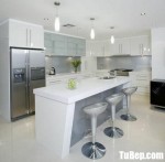 Tủ bếp Acrylic màu trắng bóng gương phong cách hiện đại – TBB4149