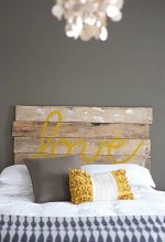 Trang trí đầu giường cực bắt mắt với những tấm gỗ cũ kỹ, mộc mạc