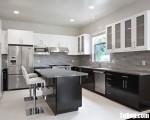 Tủ bếp gỗ Acrylic sự kết hợp giữa màu trắng và đen – TBT3783