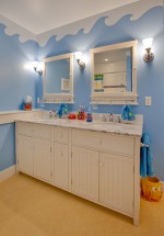 Phòng tắm gam màu xanh biển đáng yêu dành cho các bé