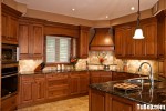 Tủ bếp gỗ Xoan Đào tự nhiên sơn PU mang lại sự sang trọng,ấm áp cho không gian bếp gia đình – TBB4305