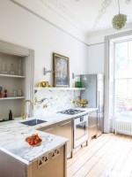 Tủ bếp gỗ Laminate màu vân gỗ thiết kế phù hợp không gian hẹp – TBT3237