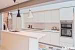 Tủ bếp gỗ Laminate màu trắng tinh tế sang trọng hiện đại – TBT3290