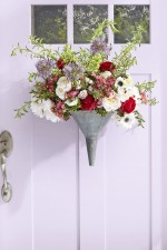 6 cách tận dụng đồ cũ làm hoa treo để trang trí trước cửa nhà