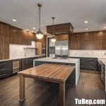 Tủ bếp gỗ Laminate màu vân gỗ cho không gian rộng rãi – TBT3487