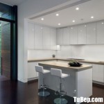 Tủ bếp gỗ Acrylic màu trắng kết hợp bàn đảo trang nhã  – TBT3485