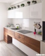 Tủ bếp Acrylic trắng phối Laminate vân gỗ chữ I thiết kế tinh tế độc đáo – TBB4953