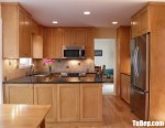 Tủ bếp gỗ Sồi Mỹ tự nhiên sơn PU chữ U kết hợp khung bao tủ lạnh độc lập – TBB5129